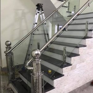 Mẫu cầu thang kính inox chân trụ lửng sang trọng