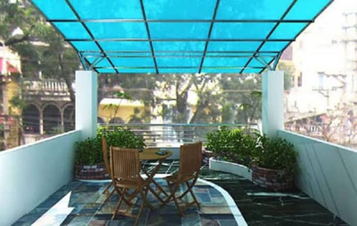 Kính cường lực màu xanh da trời giúp giảm ánh sáng chói