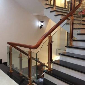 Lắp đặt cầu thang kính mang vẻ đẹp sang trọng cho không gian ngôi nhà