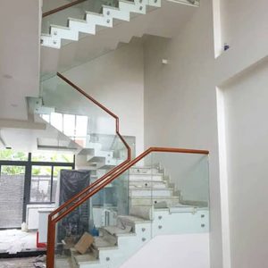 Lắp đặt cầu thang kính cường lực không chân chuyên nghiệp