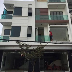Lap dat mau lan can kinh thang cho mat tien nha dep
