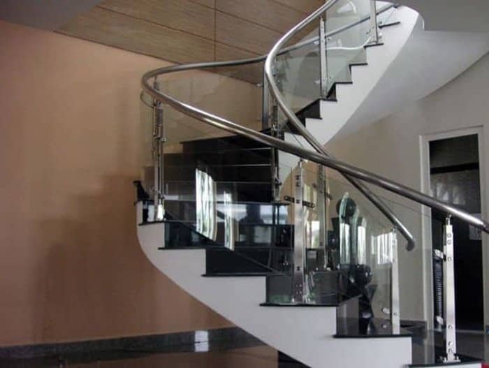 Mẫu cầu thang kính cong bằng inox