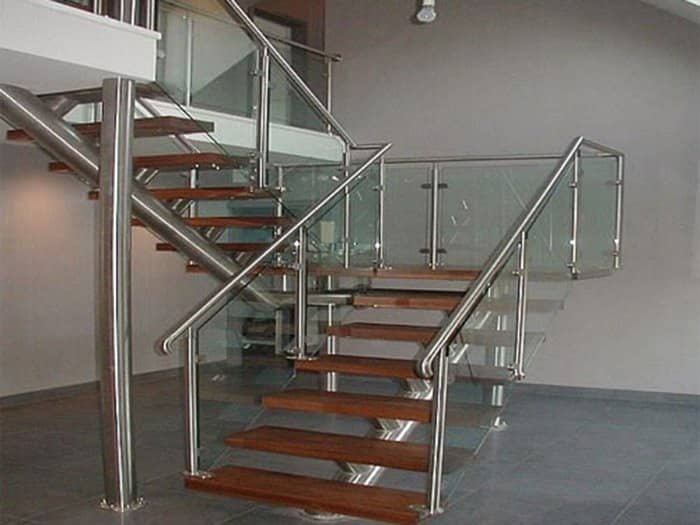 Mẫu cầu thang kính xương cá bằng inox hiện đại