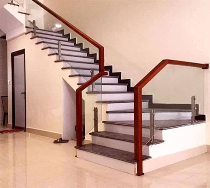 Mẫu cầu thang vách kính tay vịn gỗ đẹp năm 2022