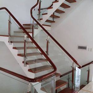 Mẫu lan can cầu thang kính tay vịn gỗ ấn tượng
