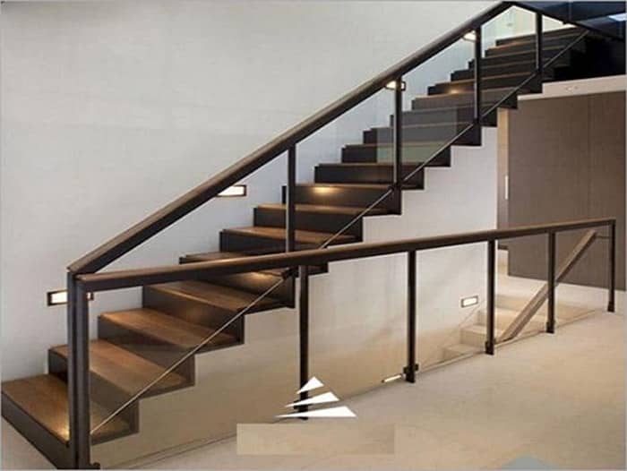 Mẫu tay vịn cầu thang vách kính bằng sắt hộp phun màu giả gỗ