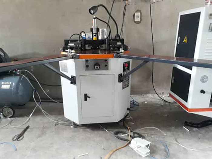 Máy ép góc giúp liên kết giữa hai thanh nhôm thành góc 90 độ