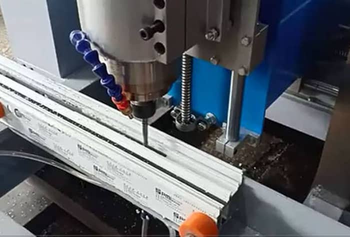 Máy phay lỗ khóa tạo nên phần lỗ khóa cho cửa nhôm hoặc cửa nhựa