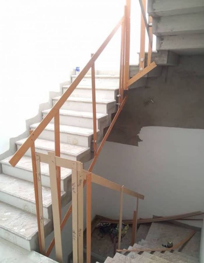 Mô hình dưỡng lắp đặt cầu thang kính cường lực