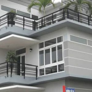 Biệt thự lắp đặt lan can sắt hộp sang trọng đẹp ấn tượng