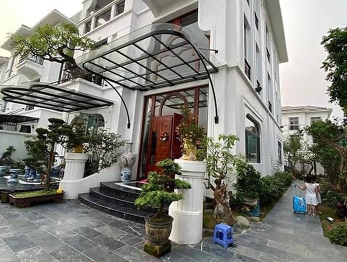 Biet thu nha dep dang cap voi mau mai kinh sang trong