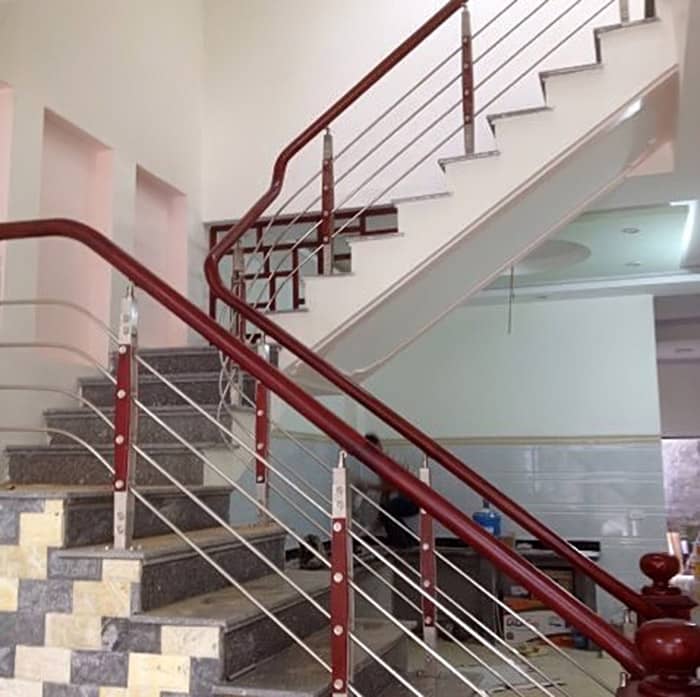 Cầu thang suốt inox tròn tay nhựa gỗ màu cánh gián đẹp