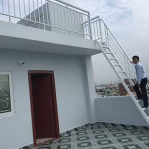 Mẫu cầu thang đơn giản sơn màu trắng sứ