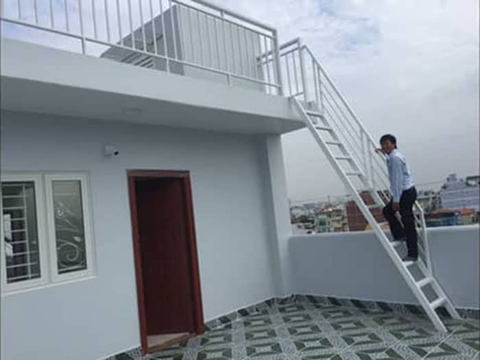 Mẫu cầu thang đơn giản sơn màu trắng sứ