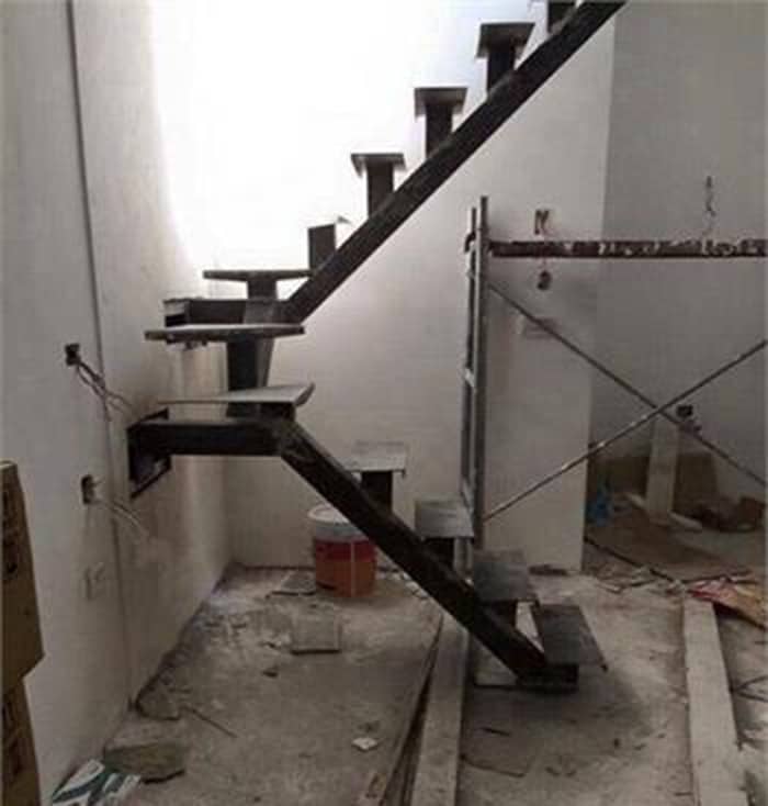 Chi tiết lắp ráp mẫu cầu thang sắt xương cá tại công trình