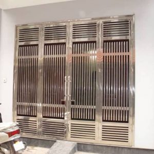 Có nhiều mức giá cửa 4 cánh bằng inox trên thị trường