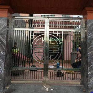 Cửa 2 cánh có chữ thọ ở giữa