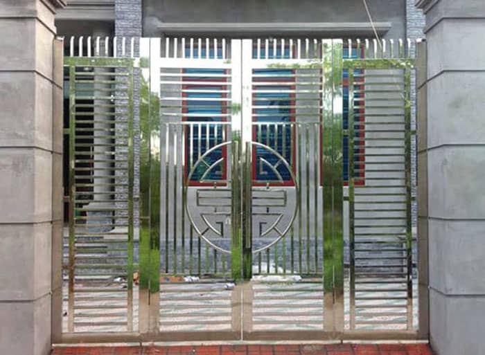 Cổng inox 4 cánh có chữ thọ ở giữa mẫu đẹp ấn tượng