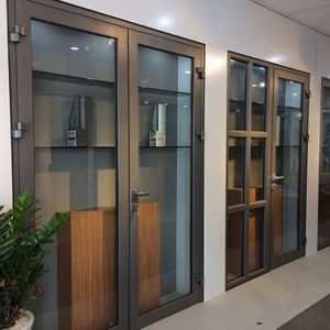 Mẫu cửa đi mở quay và vách nhôm việt pháp có chia ô chia đố đẹp