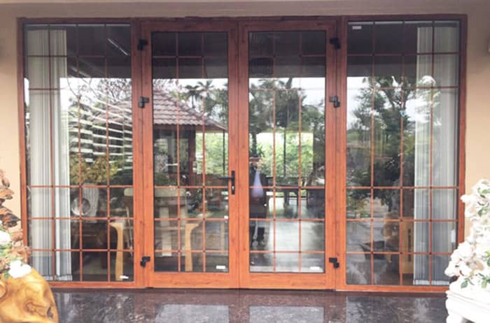 Cua nhom xingfa van go mat tien nha dep Cửa nhôm xingfa vân gỗ mặt tiền nhà đẹp sang