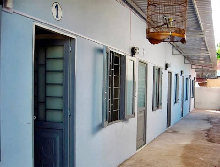 Cửa sắt tôn dập dãy nhà trọ giá rẻ
