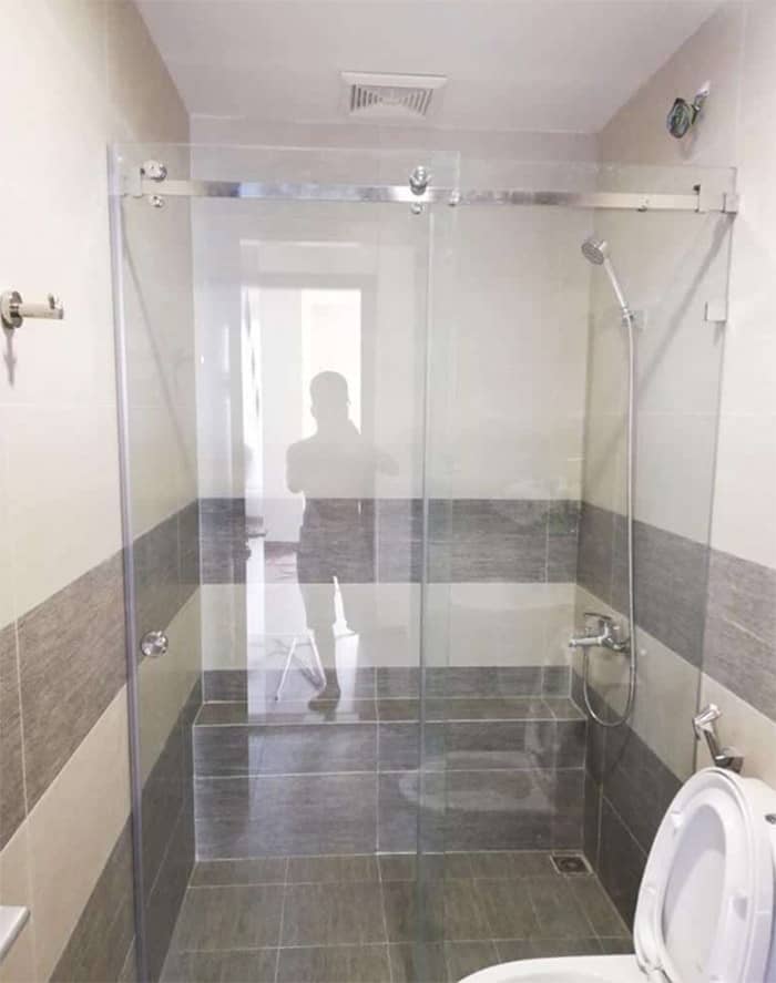Phòng tắm kính giúp tạo không gian rộng rãi, thoáng mát