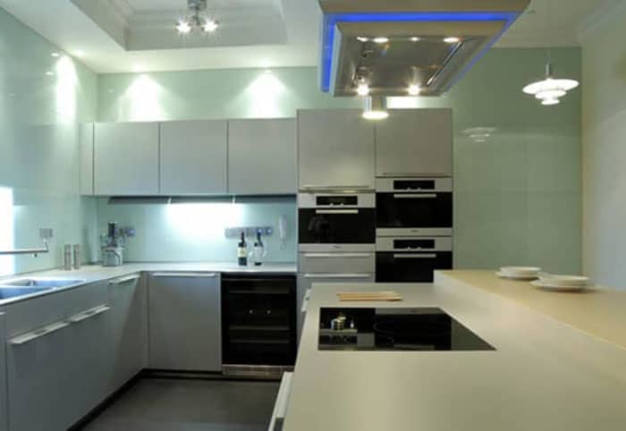 Kính ốp bếp màu trắng sữa mang lại vẻ sang trọng cho nhà bếp