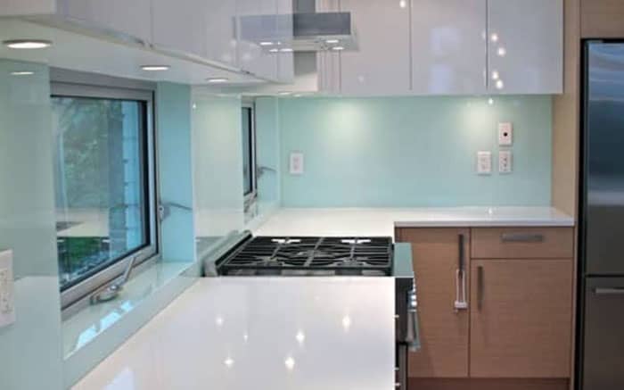 Kính ốp bếp xanh biển nhạt