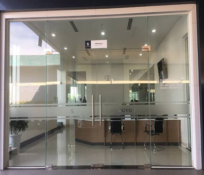 Lắp đặt cửa kính cường lực 2 cánh văn phòng đẹp ấn tượng