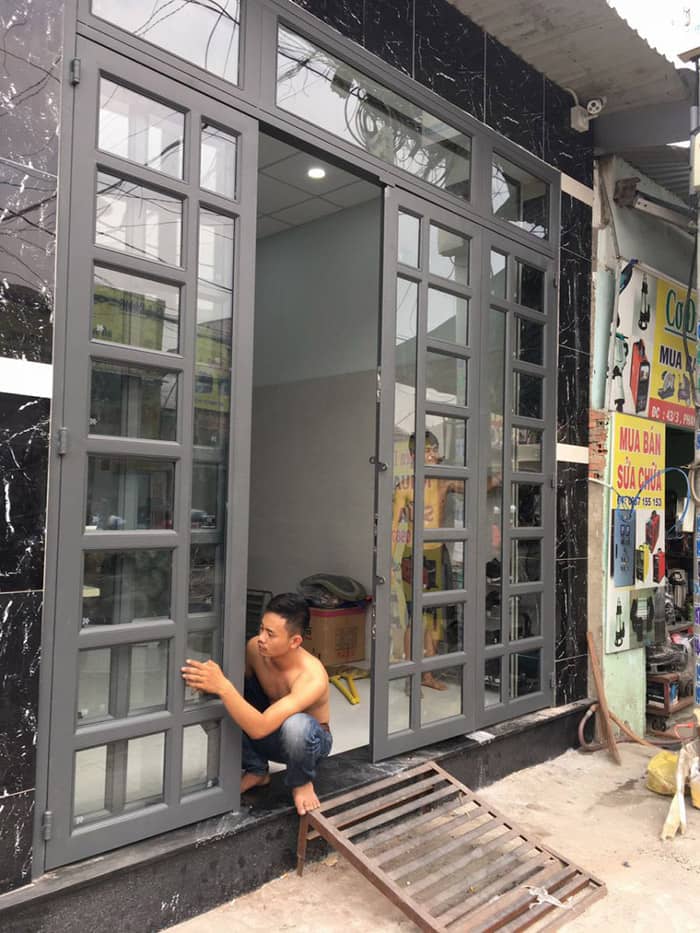 Lắp đặt cửa sắt 4 cánh sơn tĩnh điện màu ghi sáng đẹp