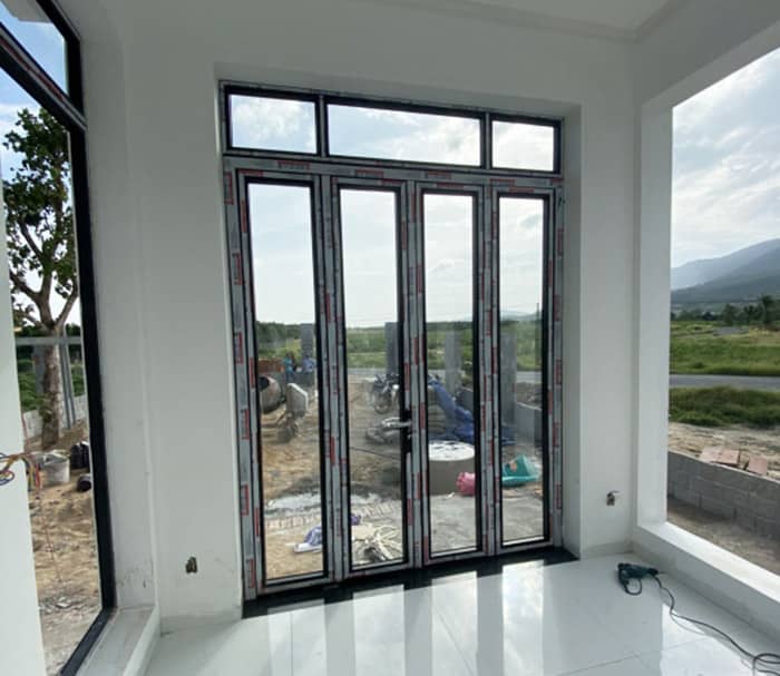 Lắp đặt cửa vách nhôm xingfa 4 cánh