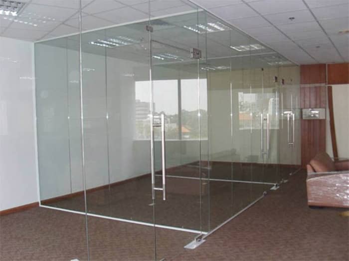 Lắp đặt vách kính cường lực dùng nẹp sập nhôm cố định