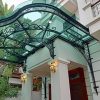 Mẫu mái kính nghệ thuật uốn lượn cho biệt thự sang trọng