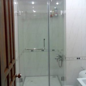 Mẫu bốn tắm đứng góc cánh mở quay tiện dụng