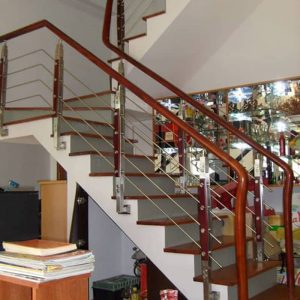 Mẫu cầu thang suốt inox tay vịn nhựa sang trọng