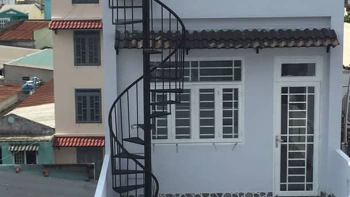 Lắp đặt mẫu cầu thang xoắn lên mái đơn giản