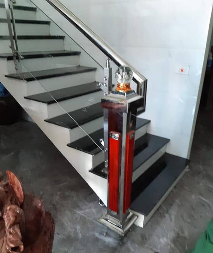 Mẫu chân trụ cầu thang inox ghép với kính hiện đại