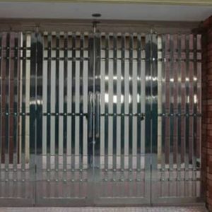 Mẫu cổng inox 4 cánh đơn giản sang trọng