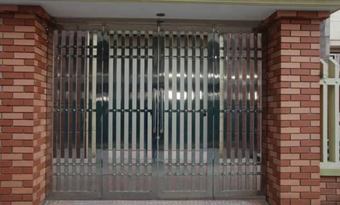 Mẫu cổng inox 4 cánh đơn giản sang trọng