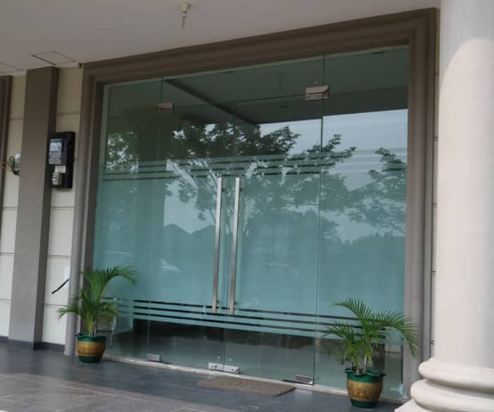 Mẫu cửa kính cường lực 2 cánh mở quay đẹp ấn tượng
