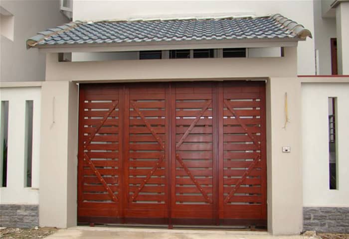Mẫu cửa sắt 4 cánh sơn tĩnh điện màu giả gỗ biệt thự nhà đẹp