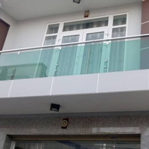 Mẫu lan can kính màu xanh lá tay vịn inox đẹp ấn tượng
