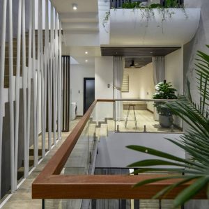 Mẫu lan can kính tay vịn gỗ vuông ô giếng trời đẹp