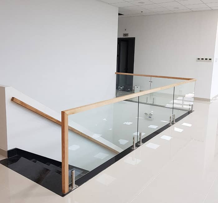 Mẫu lan can kính tay vịn gỗ sảnh nhà đẹp hiện đại