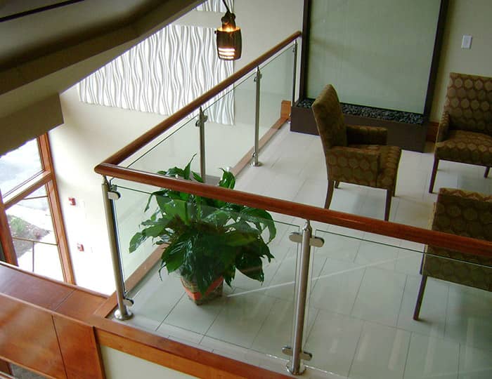 Mẫu lan can kính tay vịn gỗ tầng lửng đẹp ấn tượng
