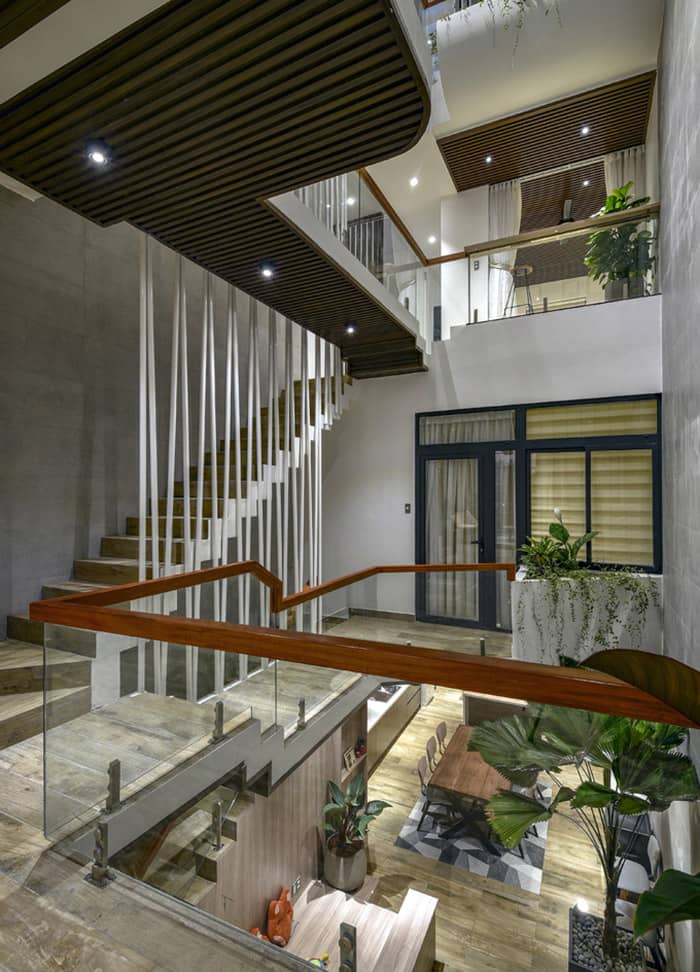 Mẫu lan can kính tay vịn gỗ vuông nhà đẹp