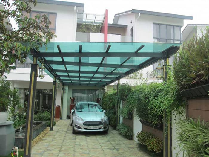 Mái kính sân vườn màu xanh lá trước nhà đẹp sang trọng