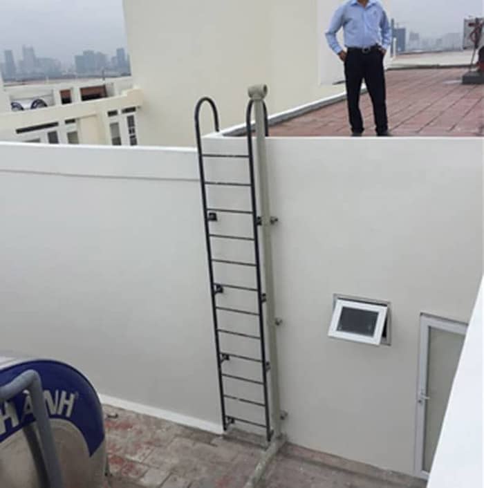 Mẫu thang thẳng bắt cố định vào tường dạng đơn giản