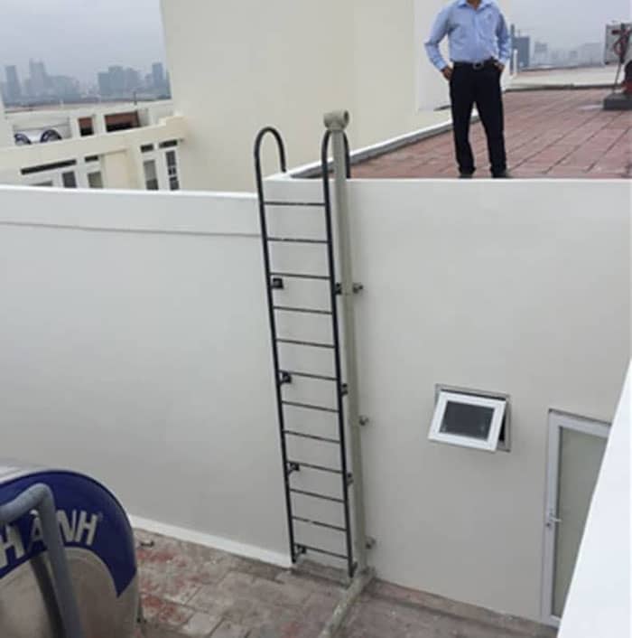 Thang sắt bậc trèo lên xuống đơn giản