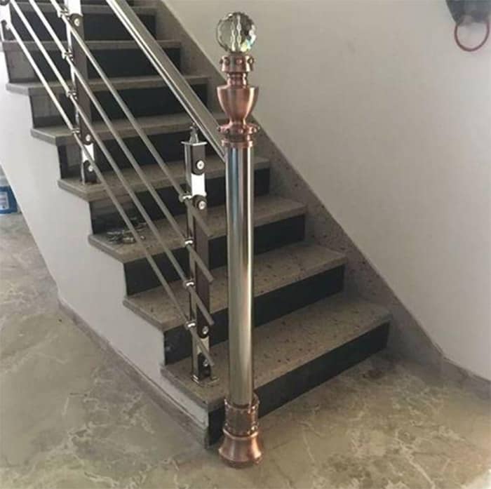 Mẫu trụ cầu thang inox sỏ ống suốt bên ngoài tiện dụng dễ lắp đặt